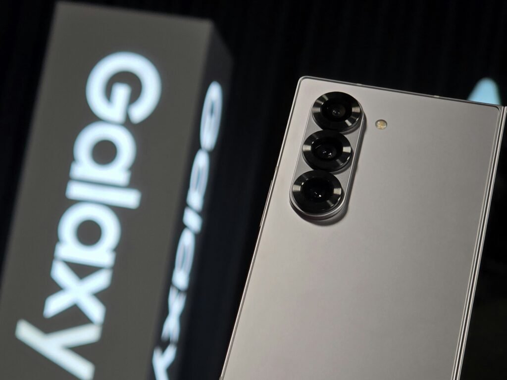 Samsung Galaxy S26 AI features 2026 showcasing built-in Privacy Display technology and advanced camera system